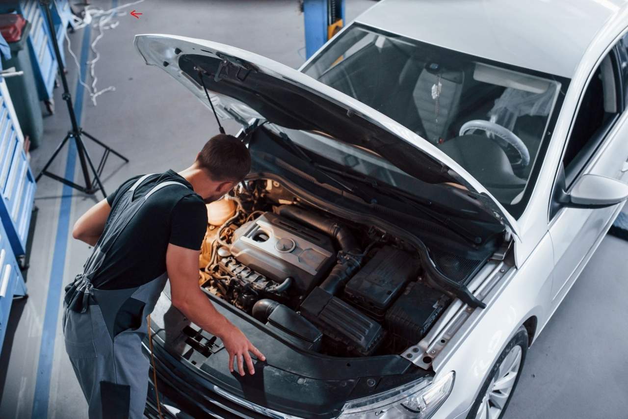 El curso de mecánica de coches presencial Madrid disponible en IEEF
