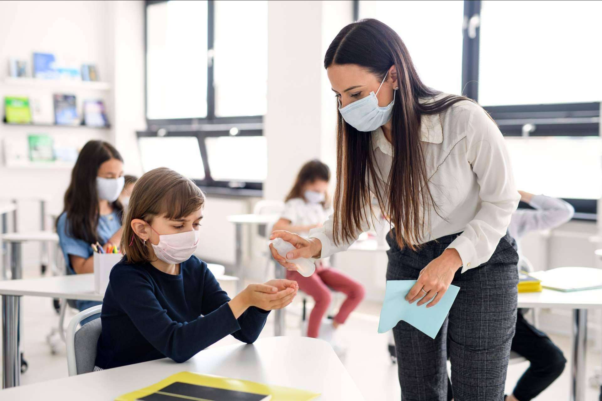 Adaptarse a la nueva normalidad del COVID-19: ¿Cómo se lleva a cabo el control en los lugares de trabajo y escuelas? por Clínicas VDS