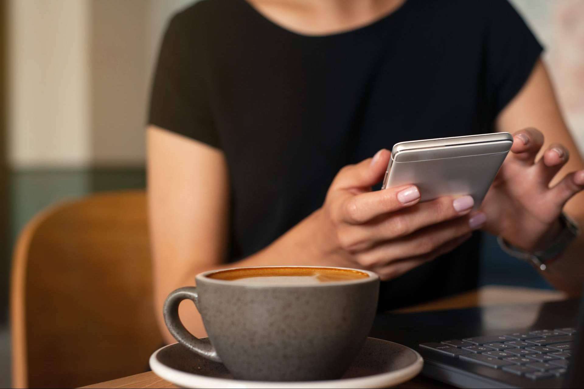 Vivir la sensación única de desayunar en una cafetería local de Madrid es posible con Cafetería Las Palmeras