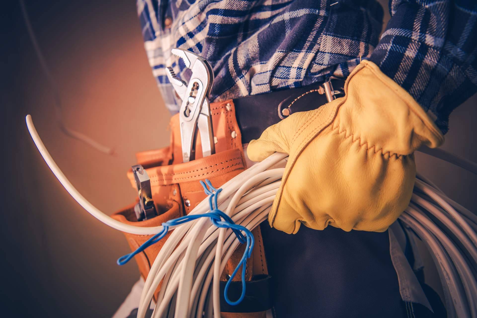 Consejos antes de elegir un electricista en Madrid, por Luzmart