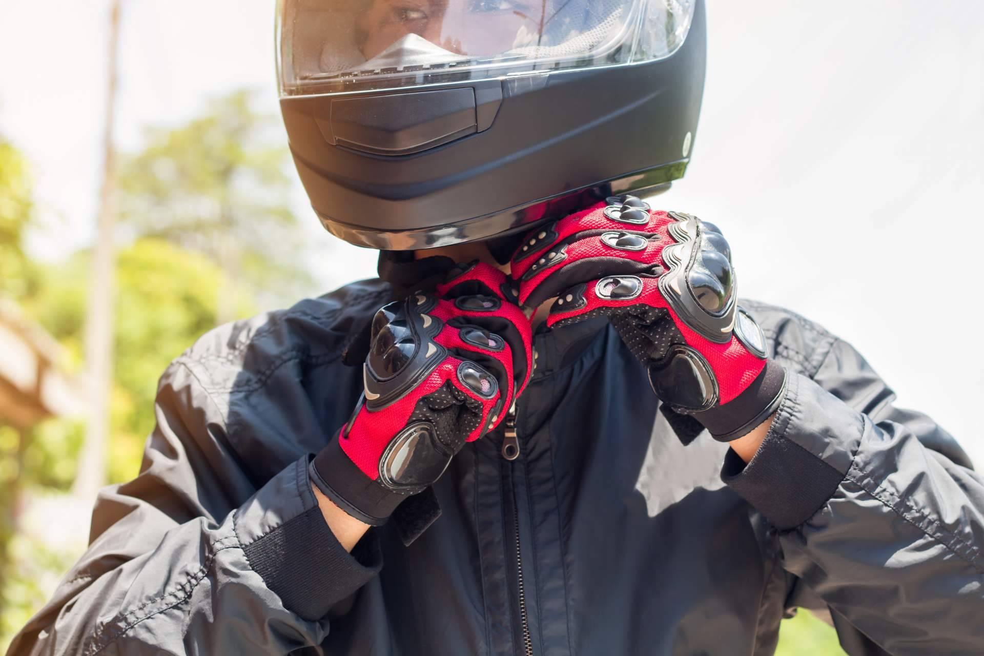 Selección de ropa para moto y botas trail con MOTÓNITY