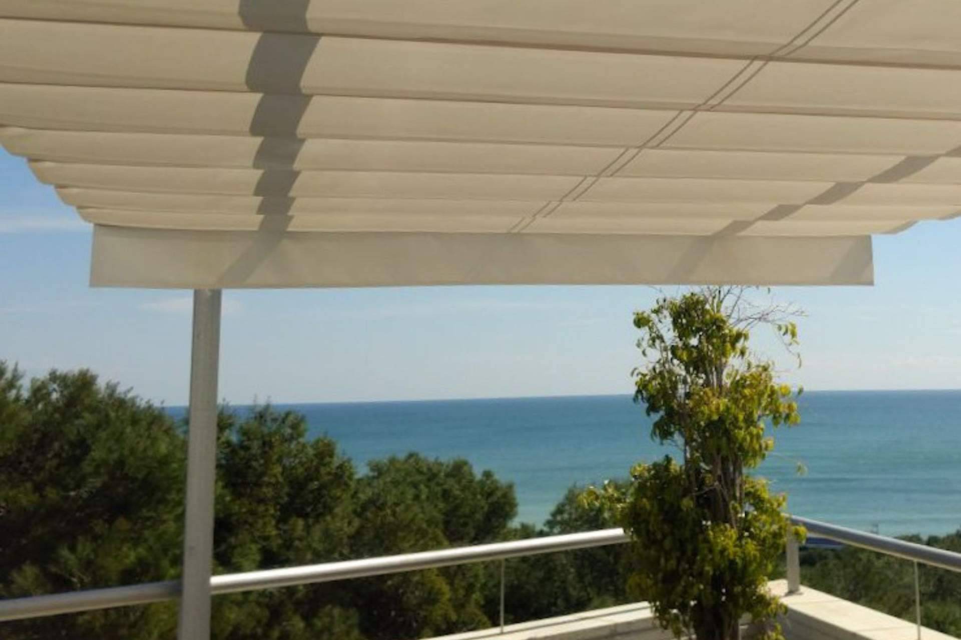 Alustetic dispone de toldo corredero, pérgolas y mosquiteras para el verano