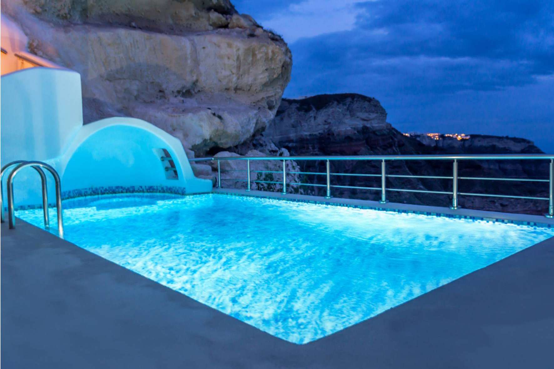 Los focos LED para piscina de Warmpool aportan brillo y elegancia