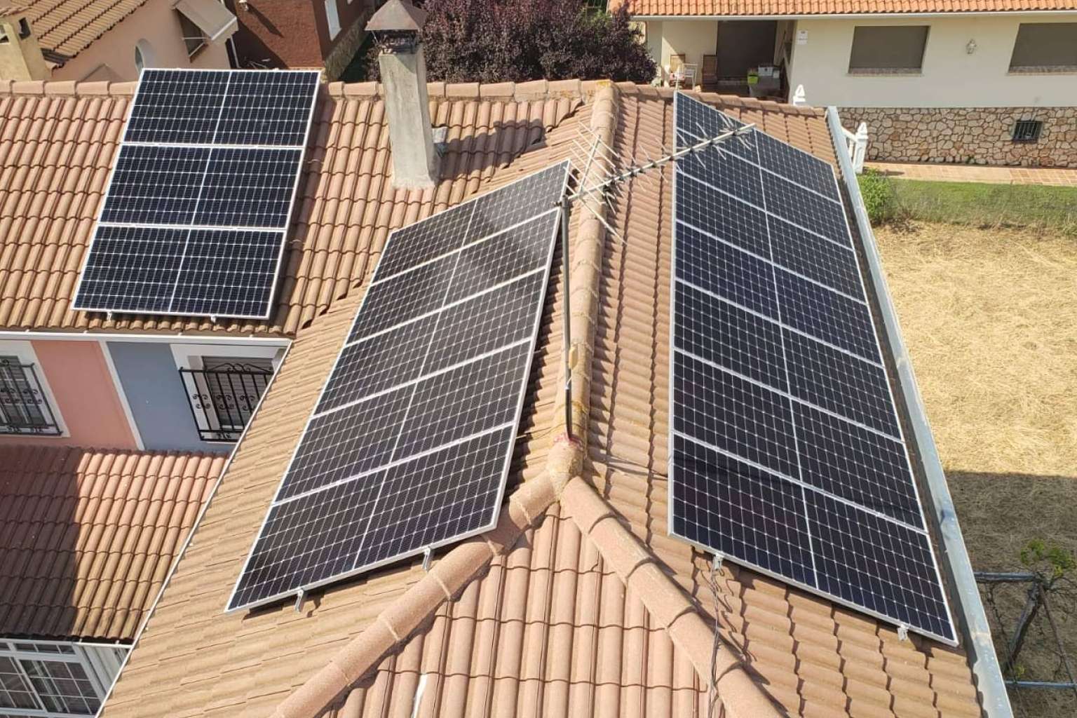 Las ventajas de la instalación de paneles solares en casas u oficinas