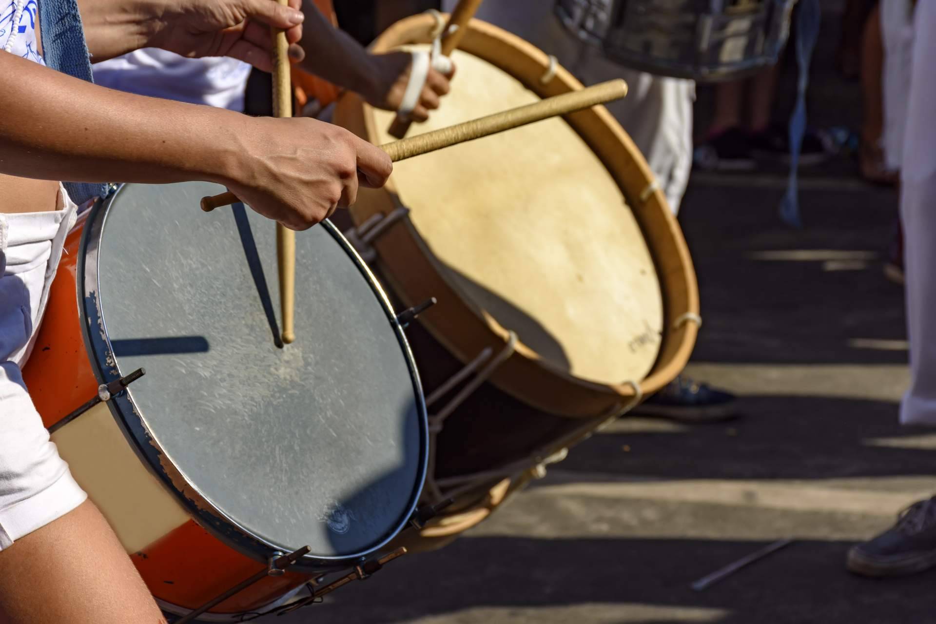 ¿Cuál es el papel del surdo en la percusión brasileña?