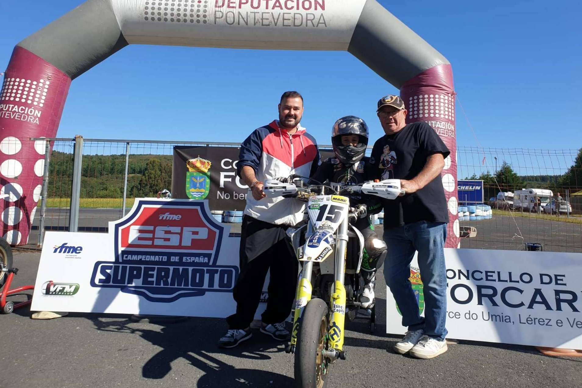 Marc Moñinos Esteve, patrocinado por la clínica capilar Élite Capilar, lidera por el momento el Campeonato Nacional de Supermoto 85cc