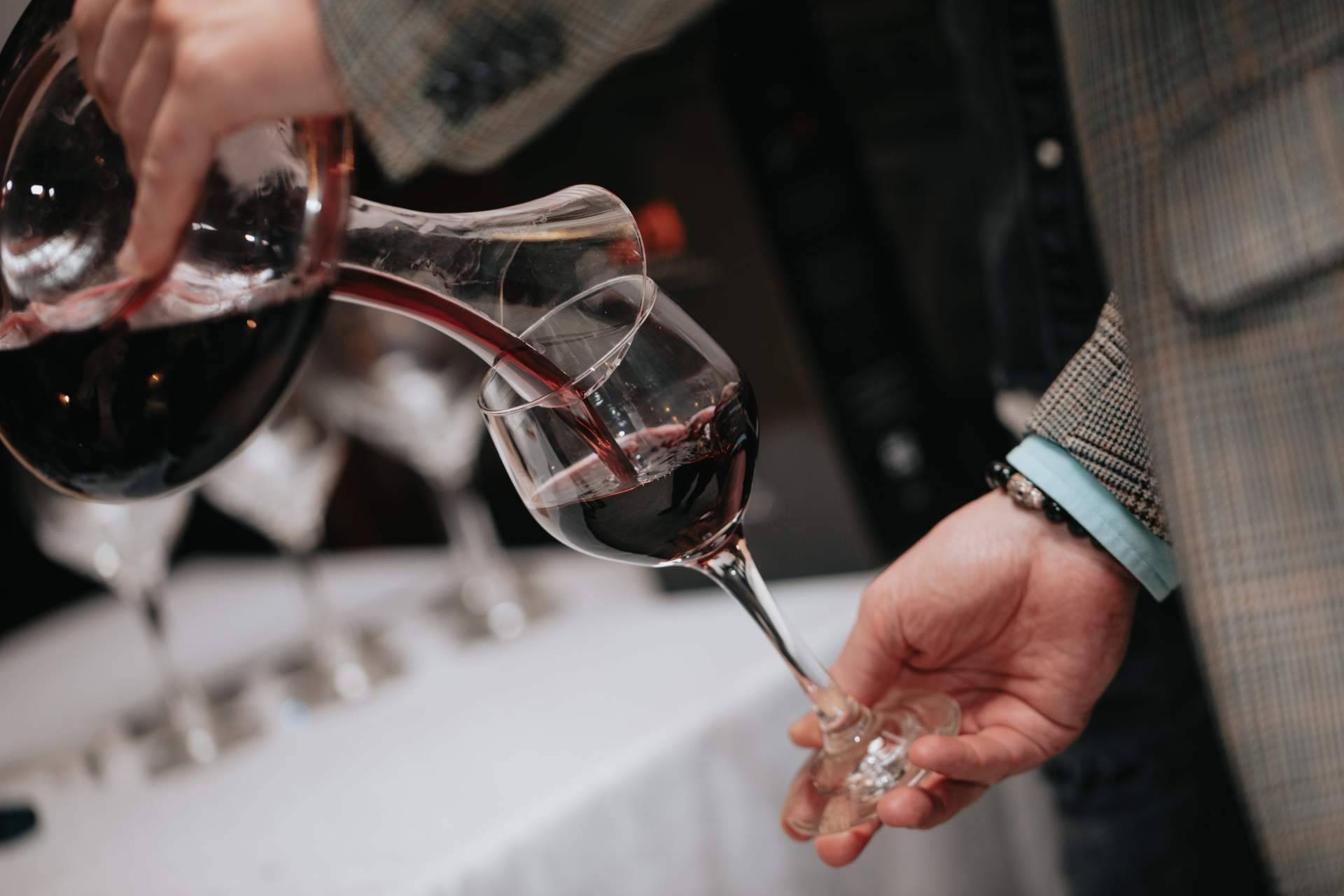 ¿Cuáles son los aspectos que influyen en el precio del vino tinto de Vinoenbox.com?