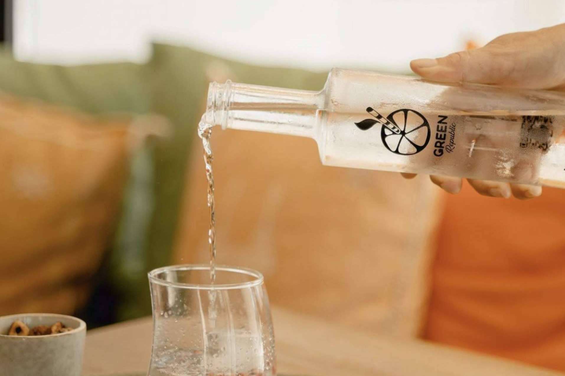 Agua Local ofrece botellas de vidrio reutilizables