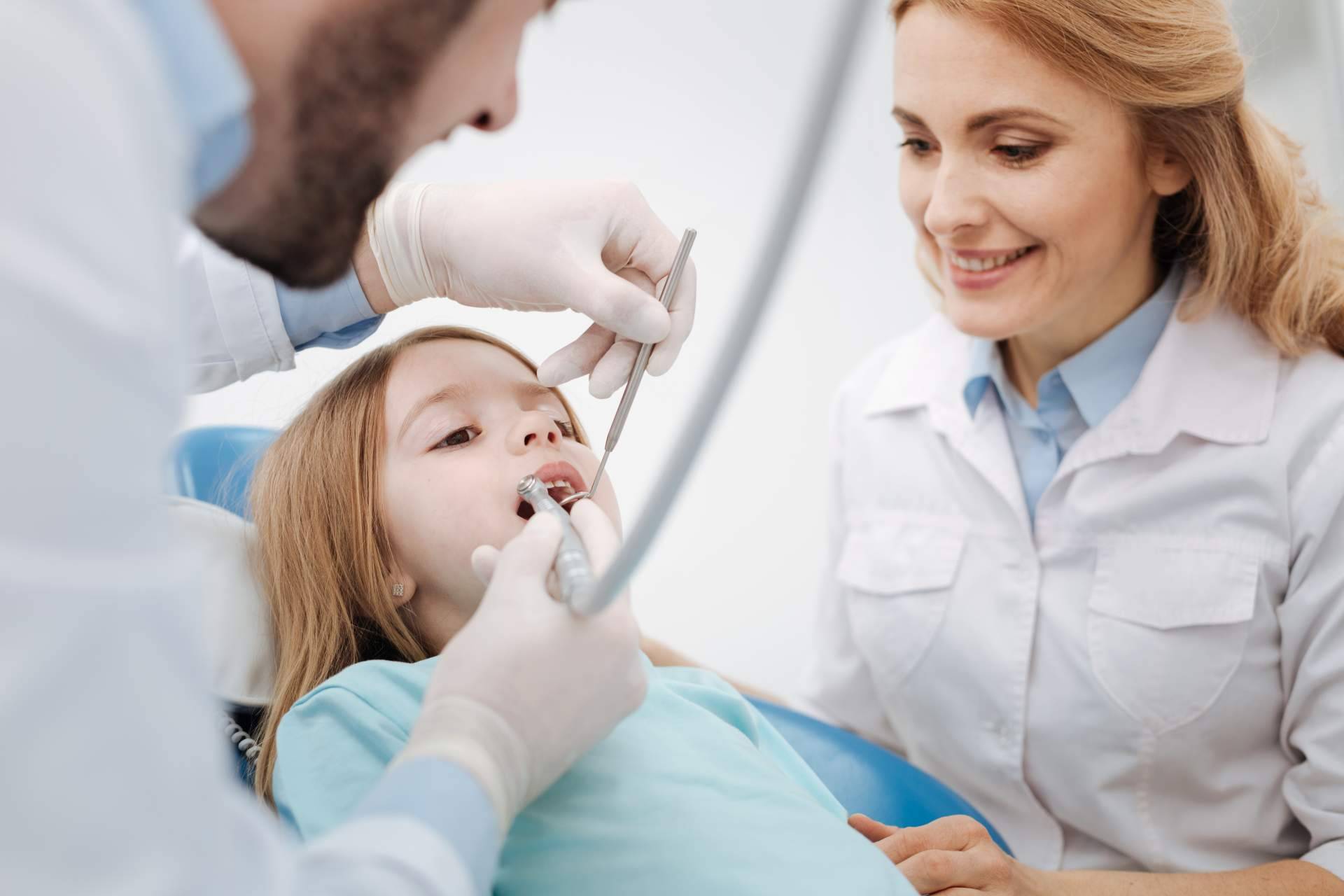 Cuidar la salud bucodental de un hijo con la ayuda de esta clínica dental de Chamartín