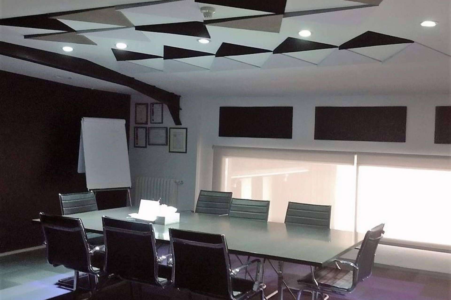 Acústica Decorativa ofrece paneles acústicos para mejorar la acústica y el diseño de las oficinas