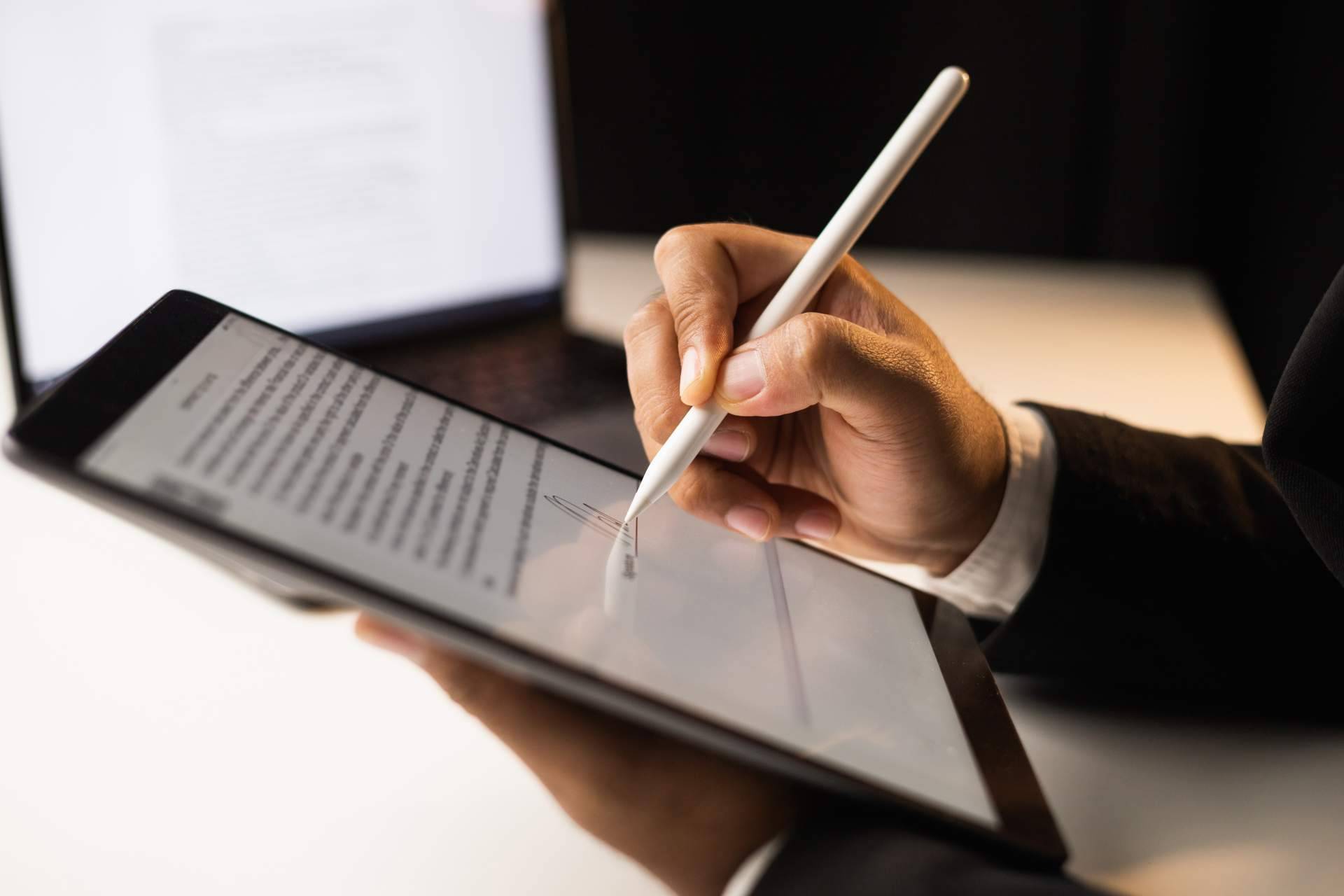La firma de contratos a través de los servicios de Factorymail
