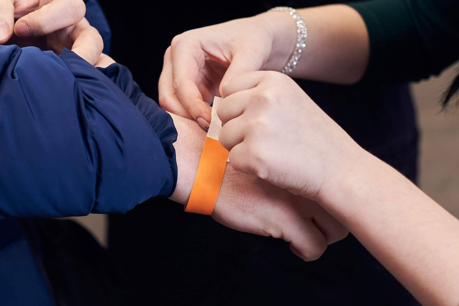 Pulseras Tyvek; la opción ideal para identificación en eventos gracias a su adaptabilidad y resistencia