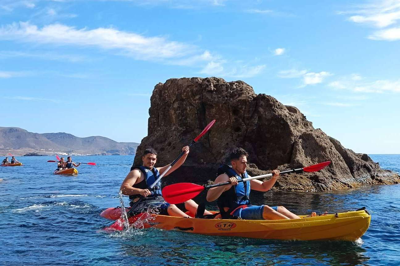 KayakSur se posiciona como uno de los líderes en rutas en kayak y snorkel en Cabo de Gata