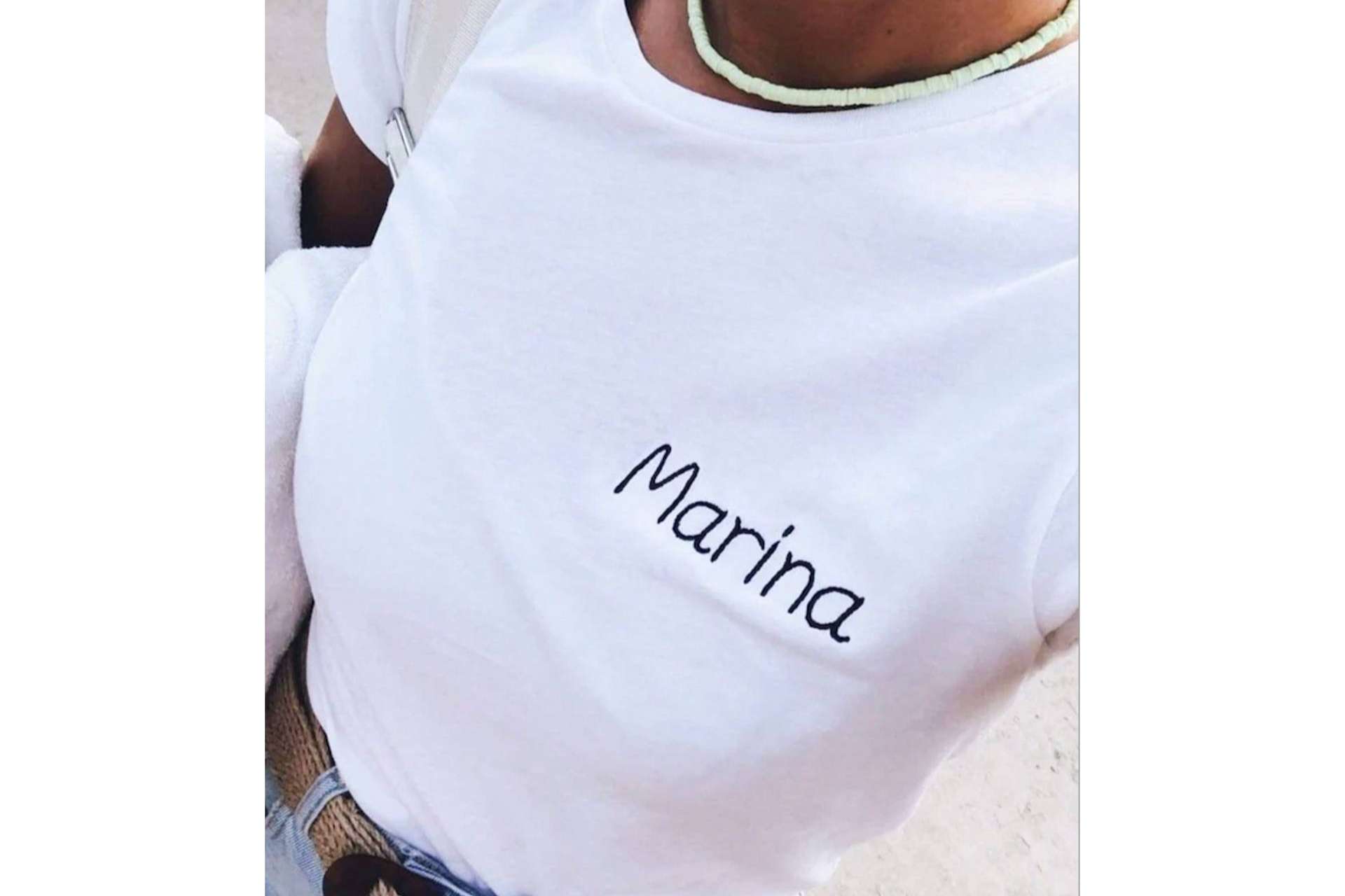 Las camisetas personalizadas con inicial de Anitials, una prenda única para este verano