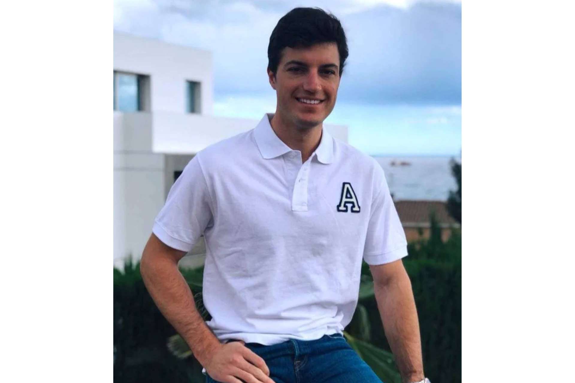 Anitials permite personalizar los polos con la inicial del nombre