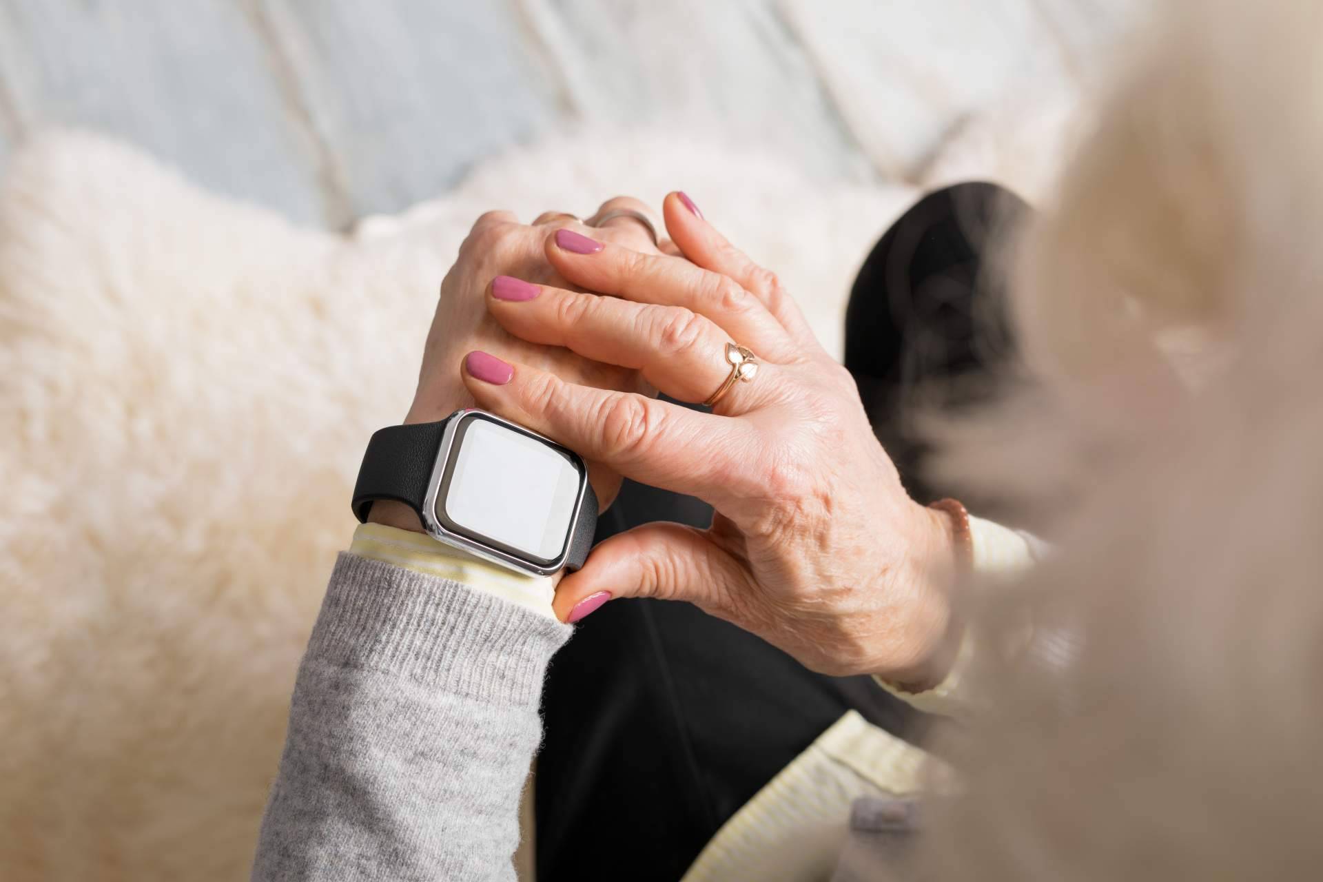 Las personas mayores con Alzheimer pueden encontrar un aliado en el reloj GPS de Neki