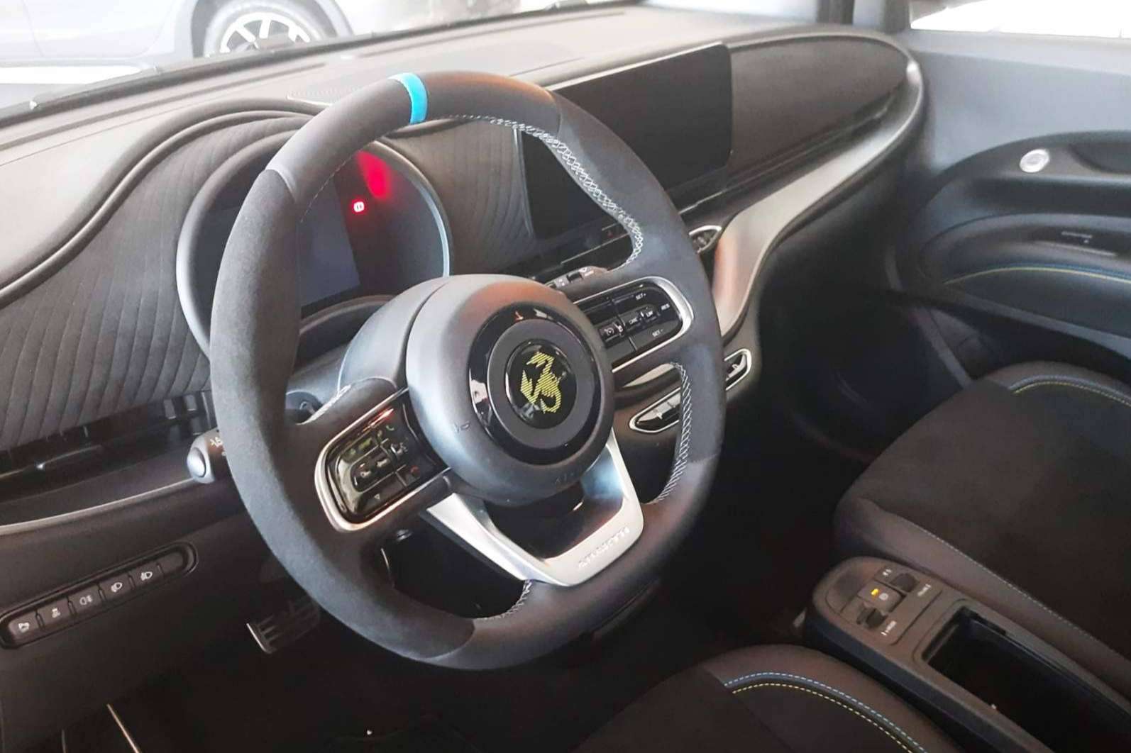 Para impulsar la electrificación, Abarth lanza el Abarth 500e y Ascauto lo ofrece en Madrid