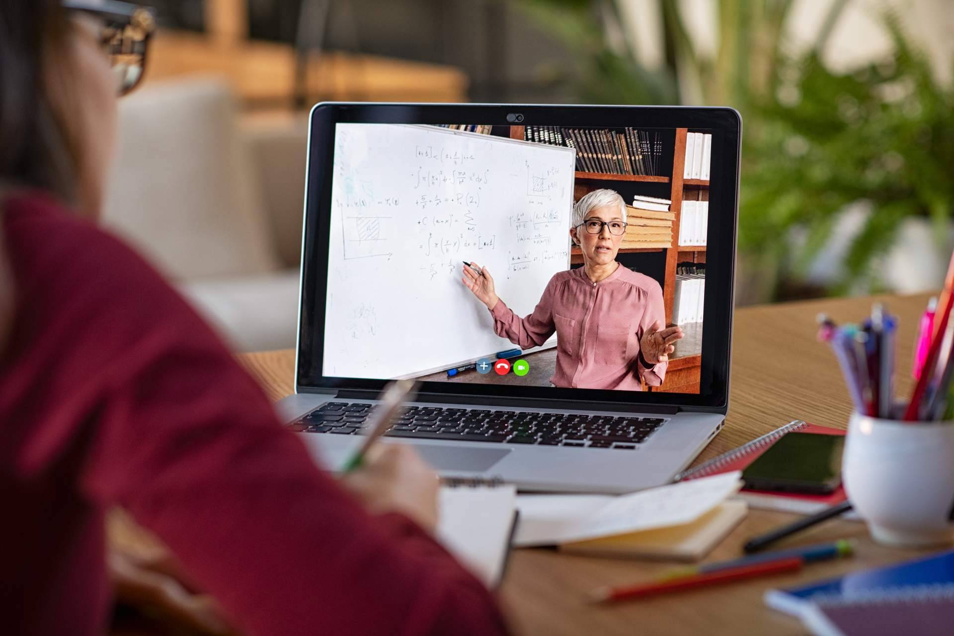 ENEB destaca entre las escuelas online líderes en empleabilidad en España