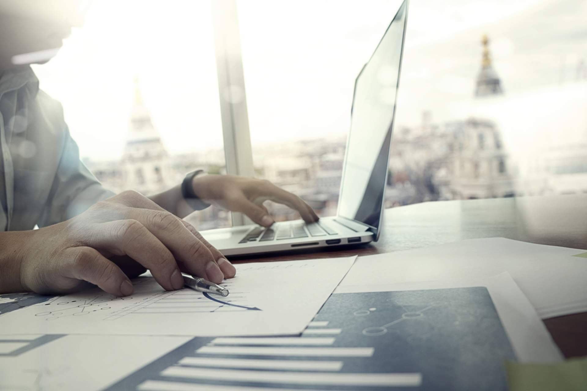You are Capital, especialistas en finanzas corporativas con soluciones adaptadas a cada sector