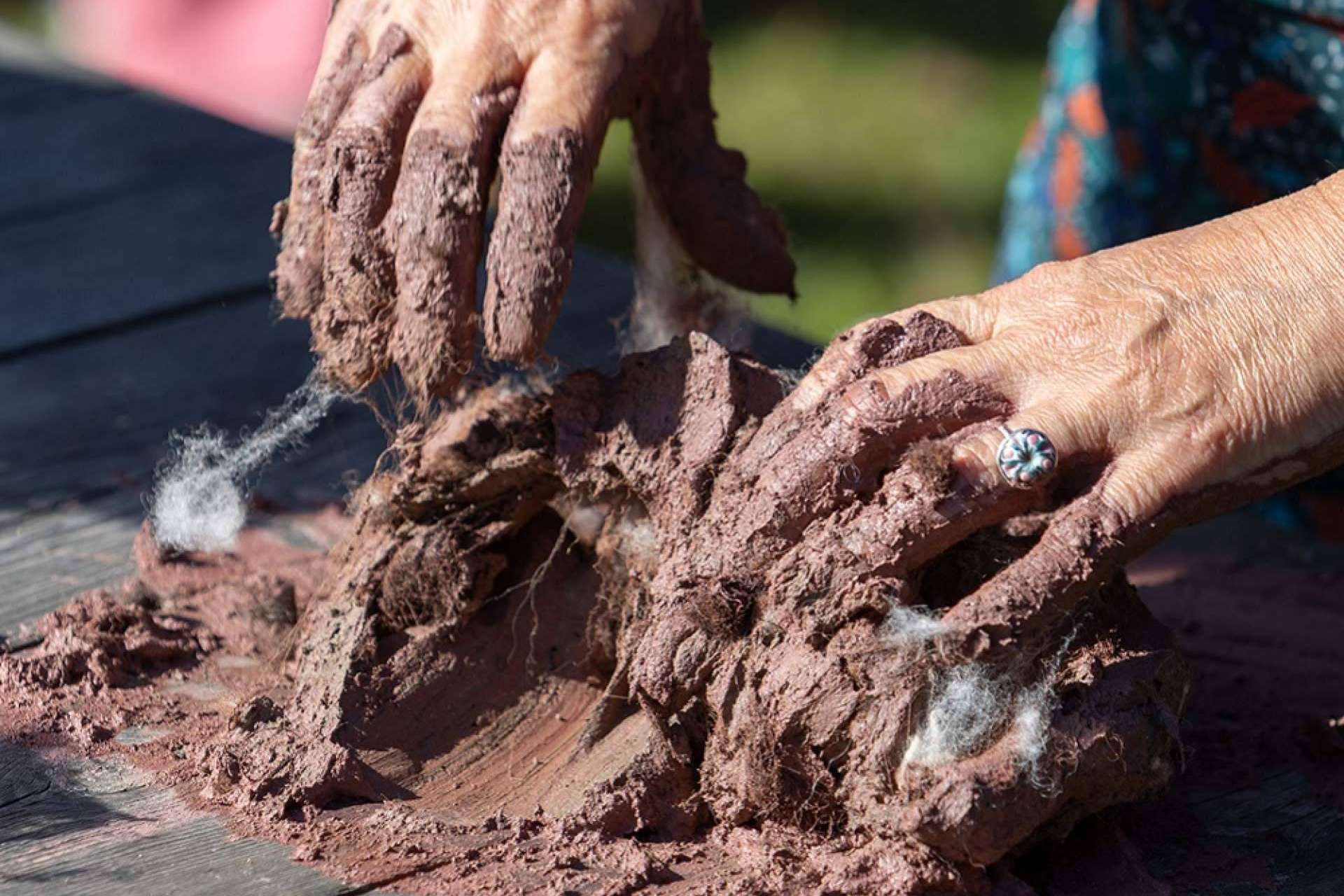El Ecomuséu Ca l’Asturcón ofrece residencias artísticas con enfoque en cerámica y lana tradicional