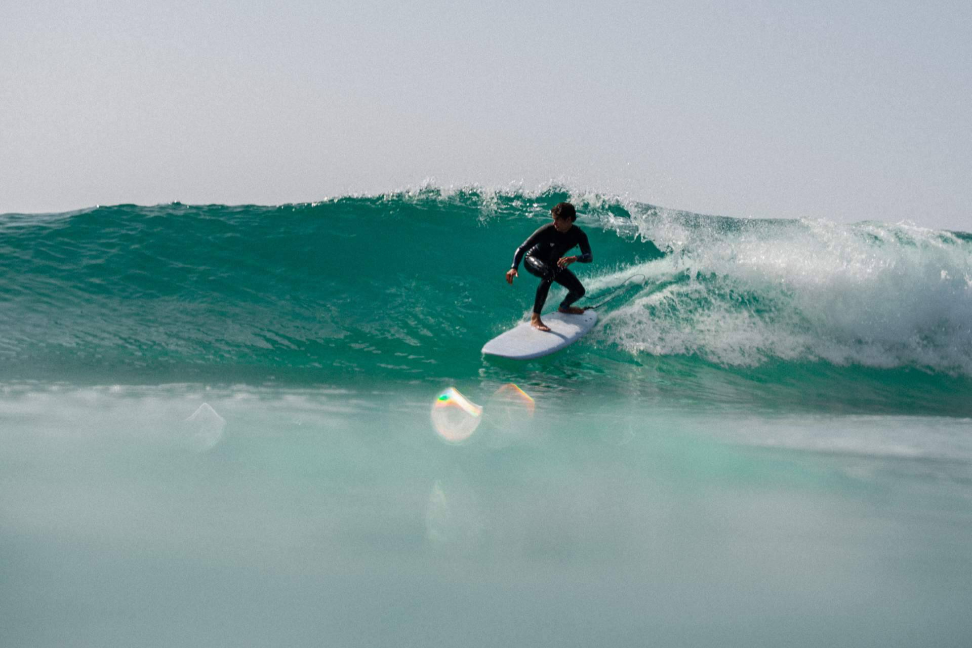 Guía de surf para principiantes; técnicas básicas y cómo elegir la tabla perfecta para progresar