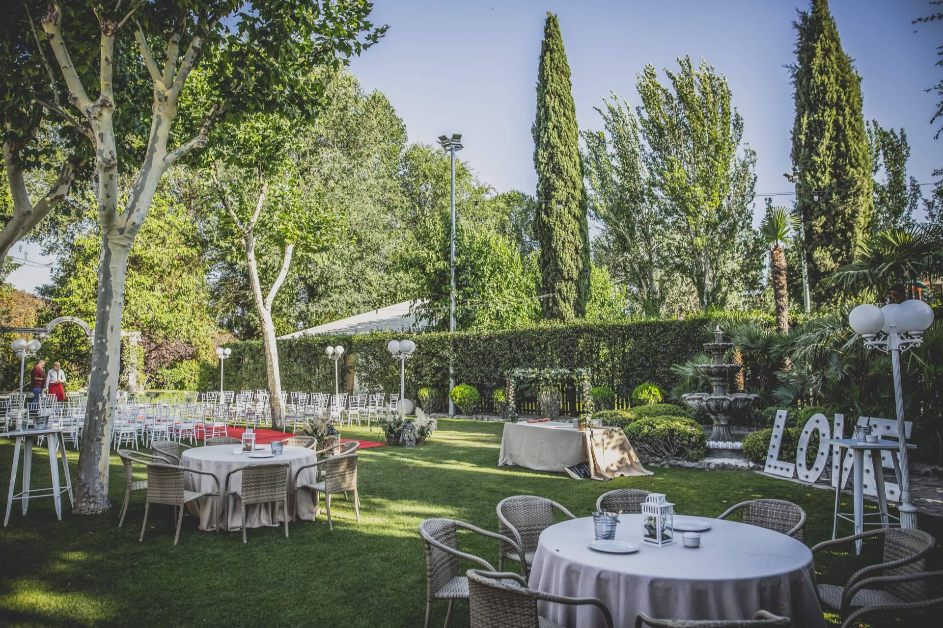Tres espacios con jardín en FuenteArcos para bodas al exterior en Madrid