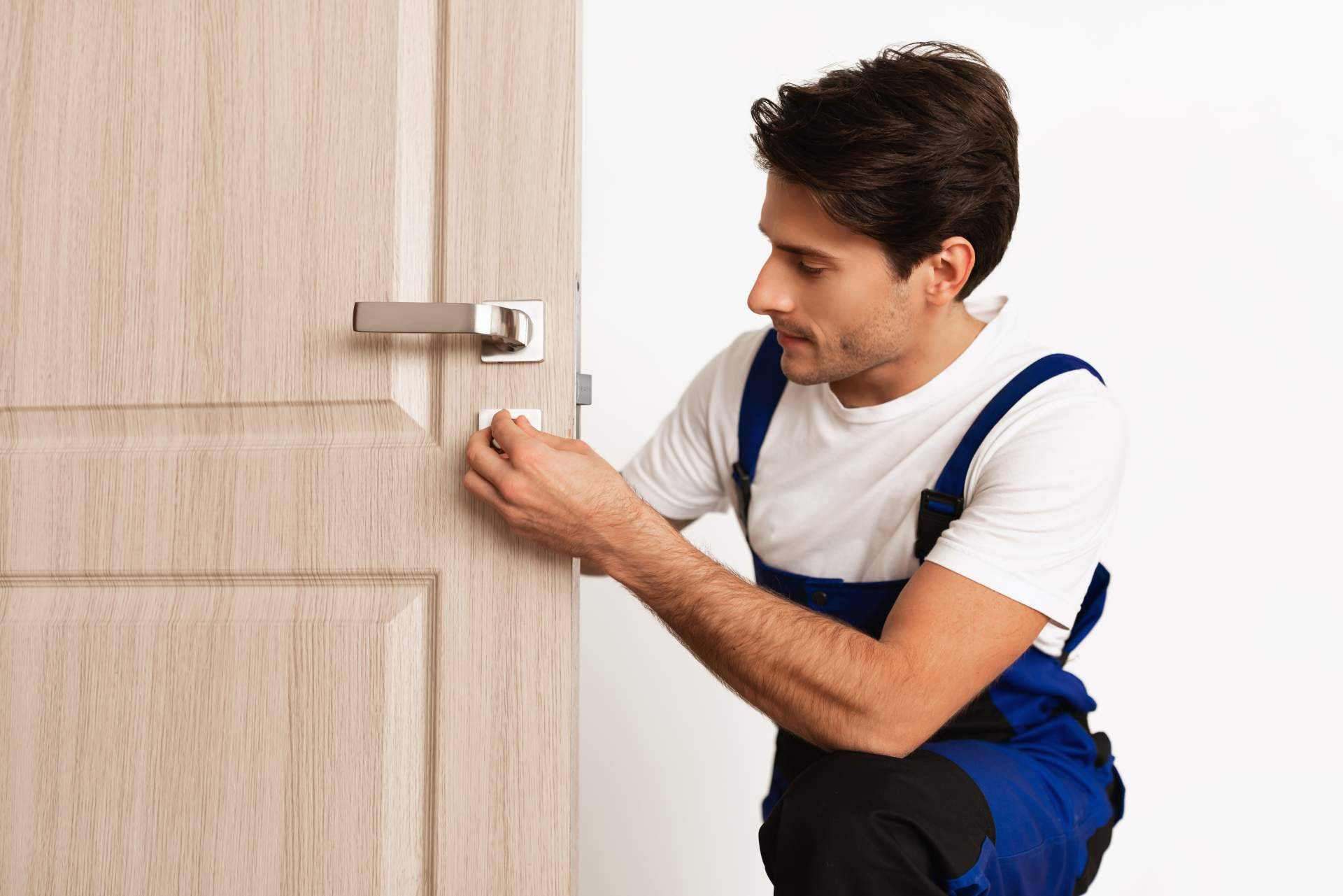 Contratar a un profesional en cerrajería, clave para resolver aperturas de puerta con seguridad y rapidez