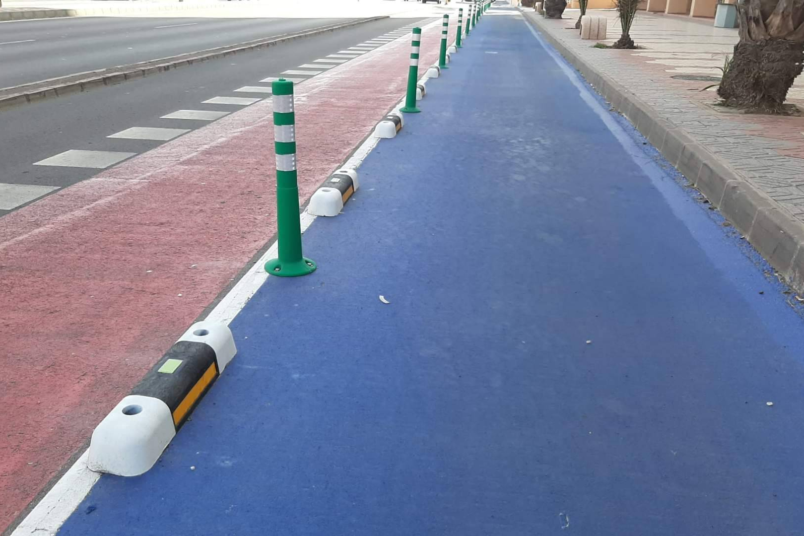 Carriles bici más protegidos con tecnología luminiscente aplicada por Abadecom Urban